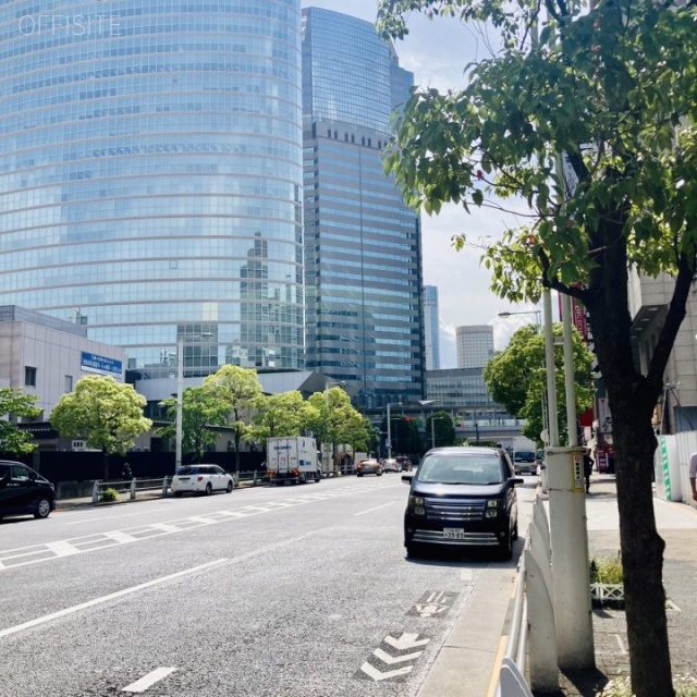 港南ビル ビル前面道路