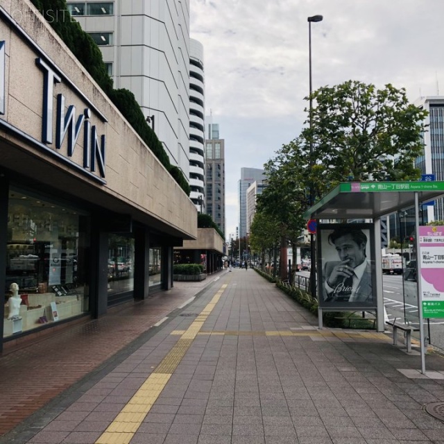 新青山ビル東館 ビル前面道路