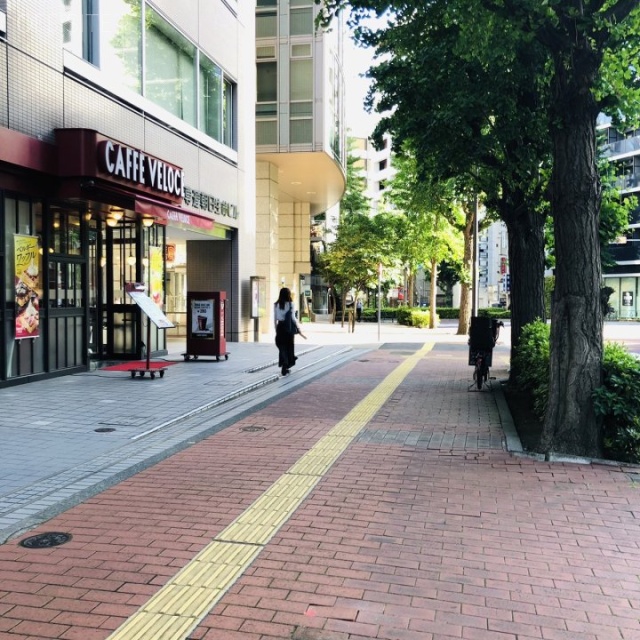 朝日生命日専連ビル 前面歩道