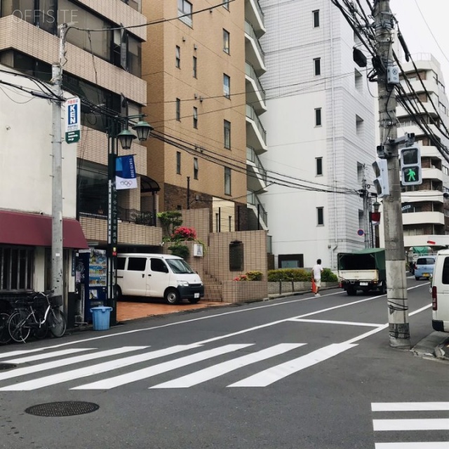 北参道ウイングビル ビル前面道路
