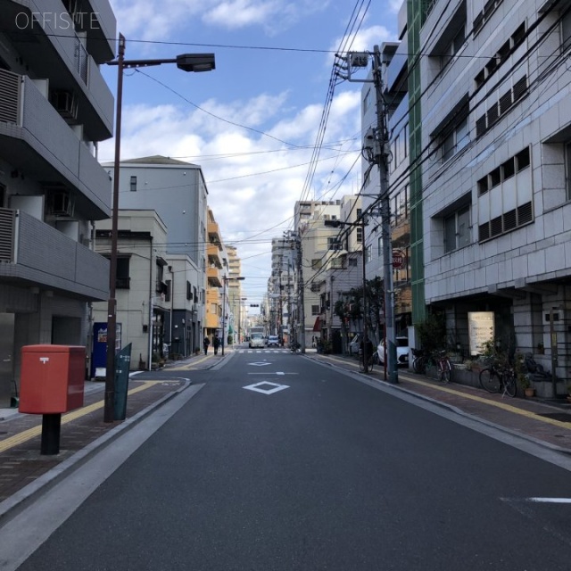 新井ビル ビル前面道路