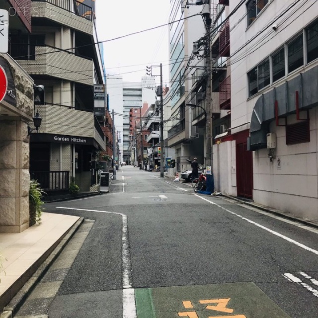 KDビル　ビル前面道路