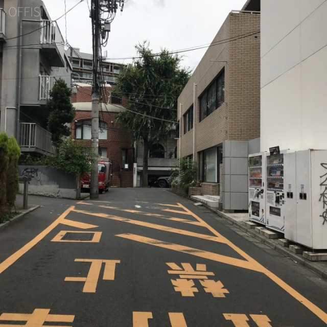 神宮前115ビル ビル前面道路