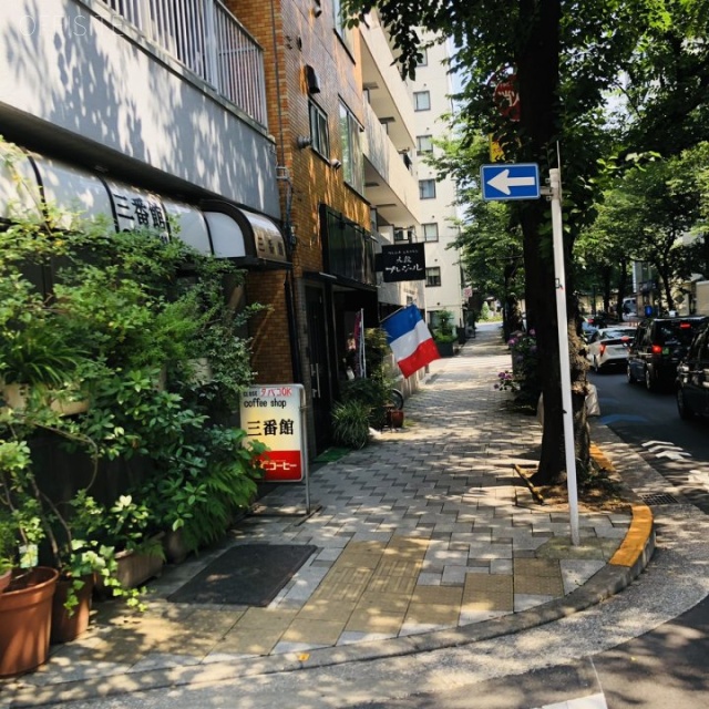 アシスト靖国ビル ビル前面道路