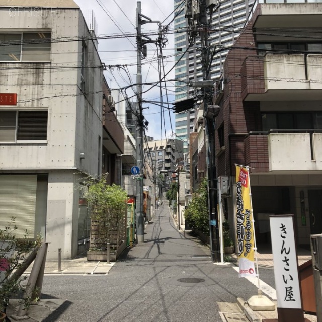 リード赤坂ビル ビル前面道路