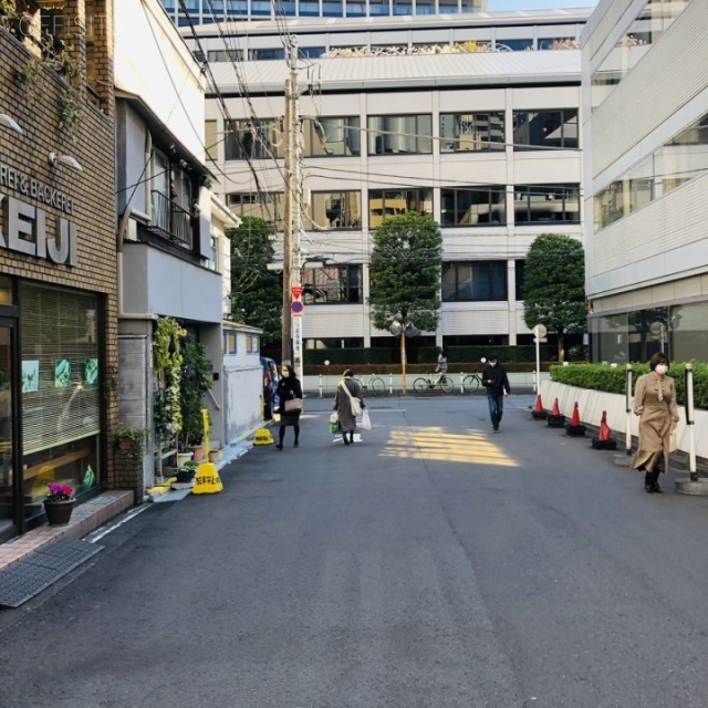 リバービル ビル前面道路