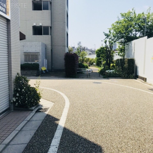 芦花公園駅南側店舗 ビル前面道路