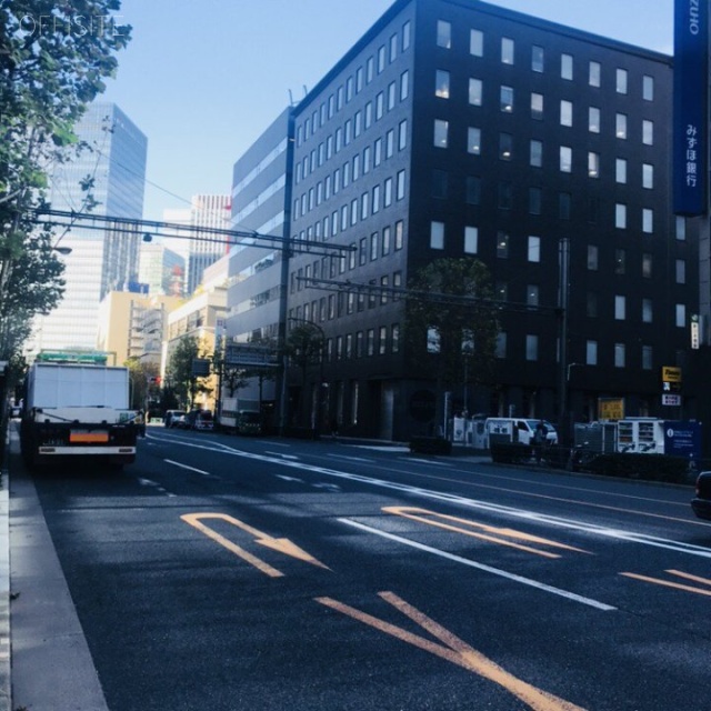 東京建物室町ビル ビル前面道路