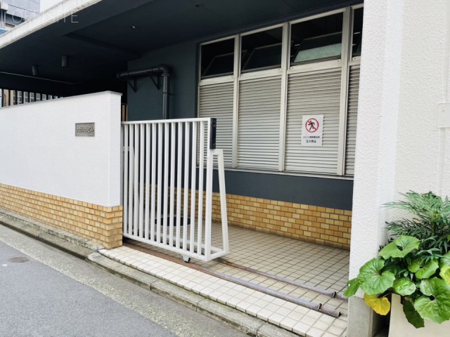 ナガオカビル　裏口