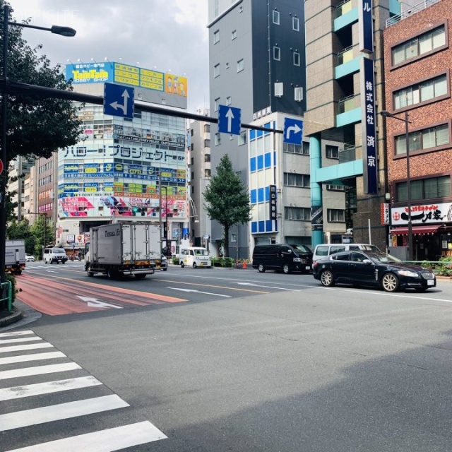 クレイン末広 ビル前面道路