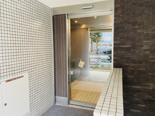 本郷七番館　オフィスビル出入口