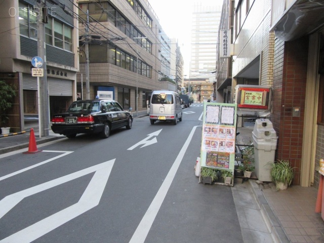 関ビル ビル前面道路