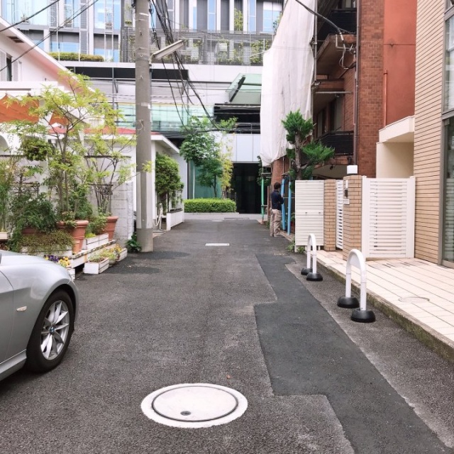 厚生科学研究所ビル ビル前面道路
