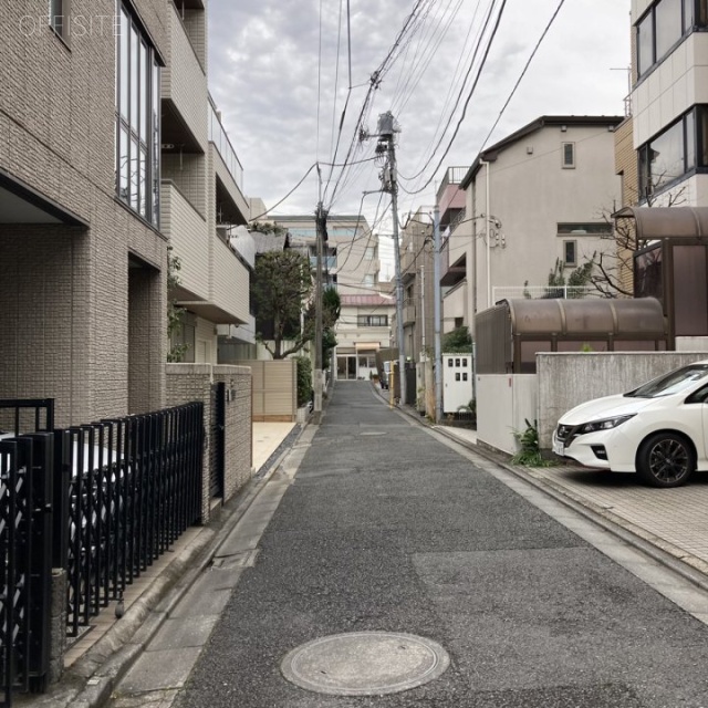 オフィスコオフィス南青山三丁目 ビル前面道路