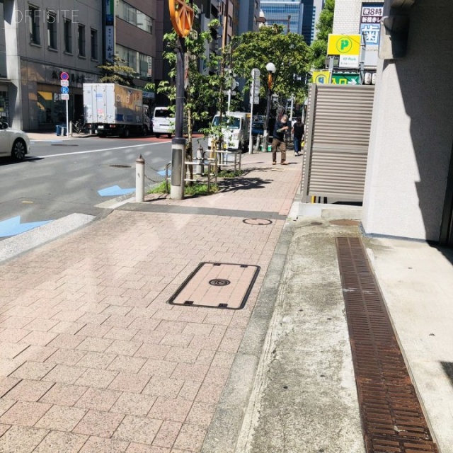 日新建物新橋ビル ビル前面道路