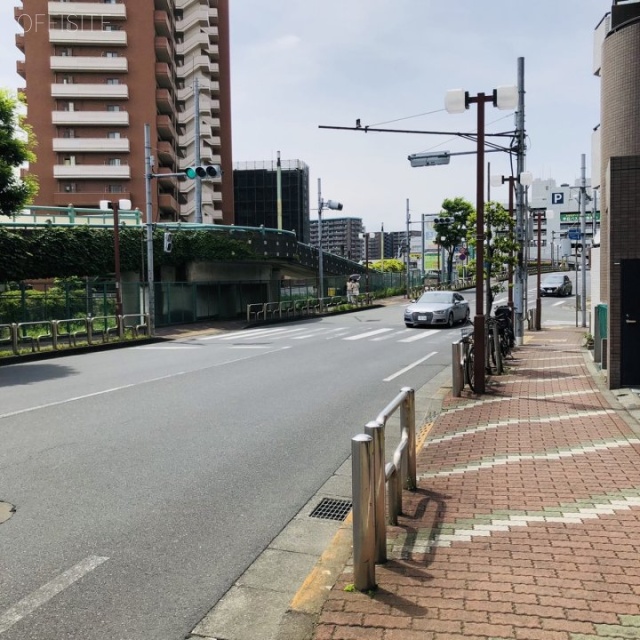 M&T ビル前面道路