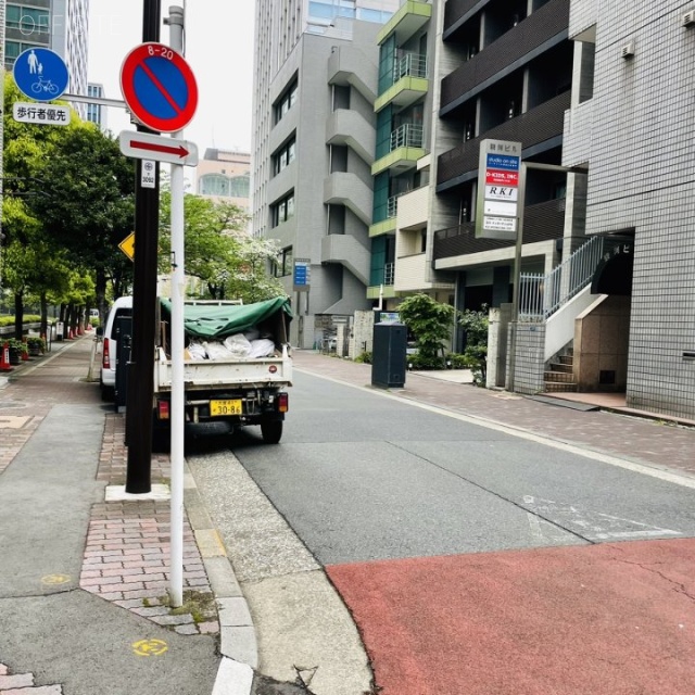 芝前川ビル ビル前面道路