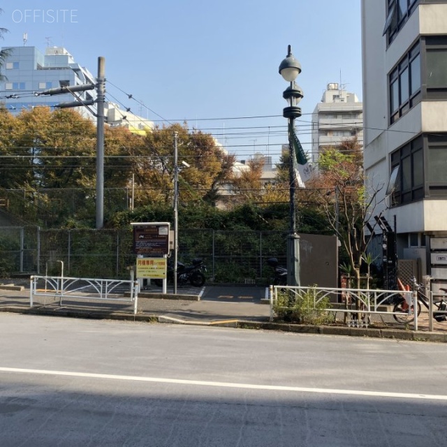 バルビゾン64ビル ビル前面道路