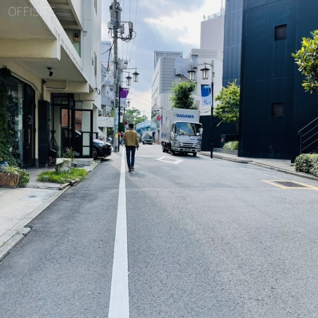 鈴ビル ビル前面道路