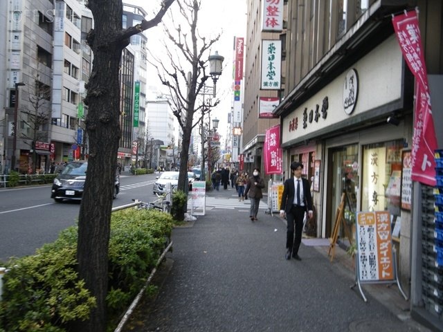 西新宿K-1ビル ビル前面道路