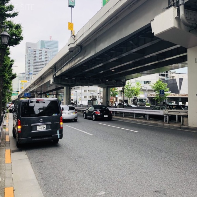 ユニ六本木ビル ビル前面道路