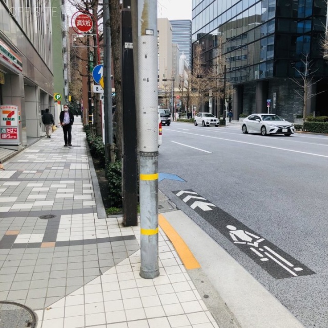ヒューリック新京橋ビル　ビル前面道路