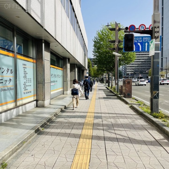 ショーケー本館ビル 前面歩道