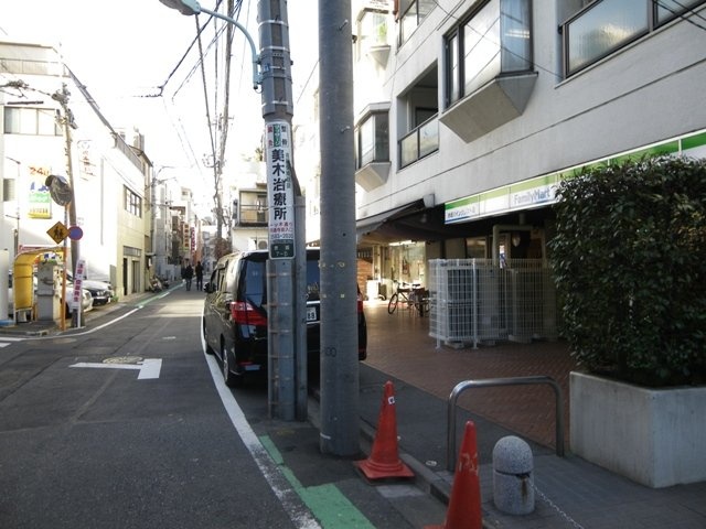 赤坂パインクレスト ビル前面道路