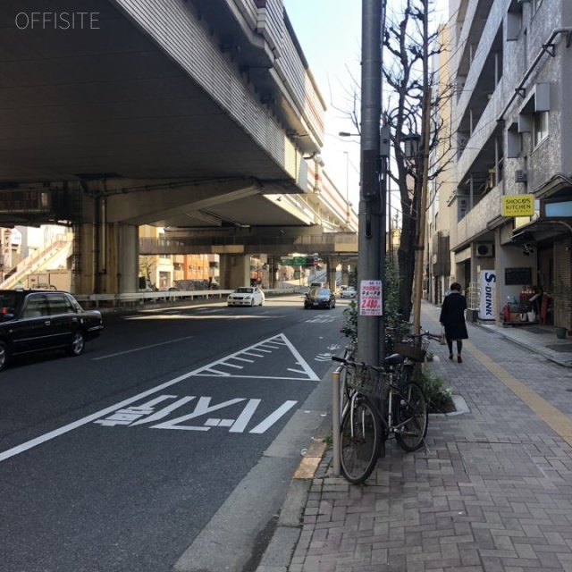 シャンブル幡ヶ谷ビル　ビル前面道路