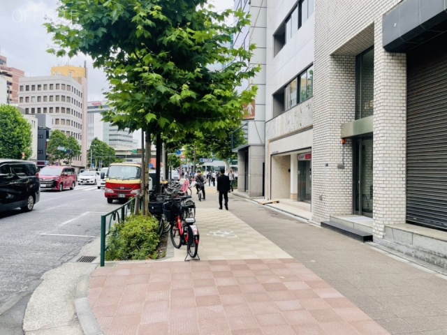 紅萌(こうほう)ビル　前面歩道