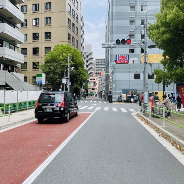 ロイクラトン虎ノ門 ビル前面道路
