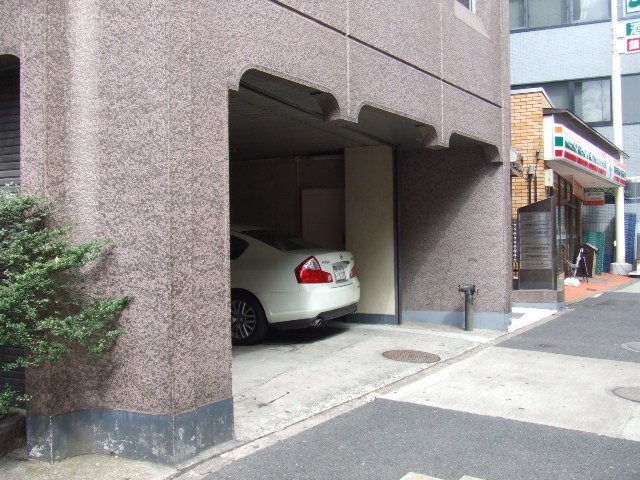 太平ビル 駐車場
