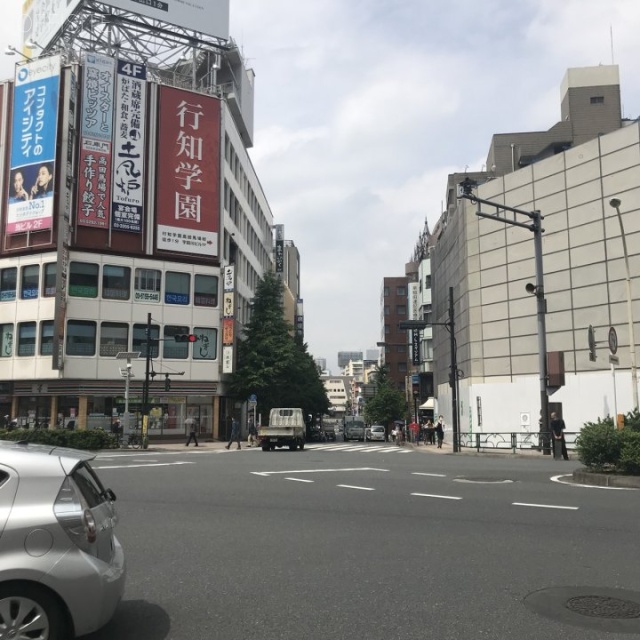 高田馬場地下鉄名店ビル ビル前面道路