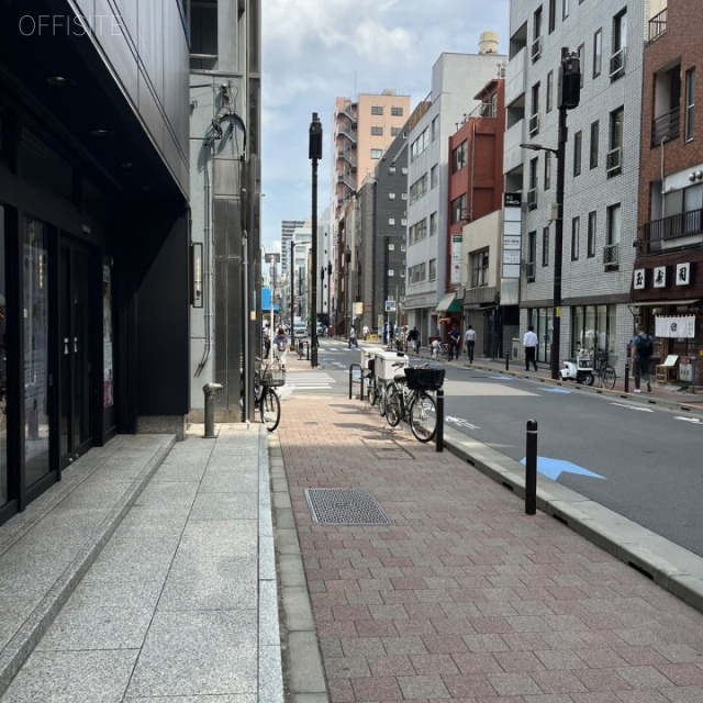 アーバンセンター神田司町ビル 前面歩道