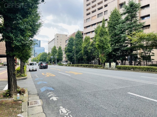 利根川第2ビル　前面に本郷通り