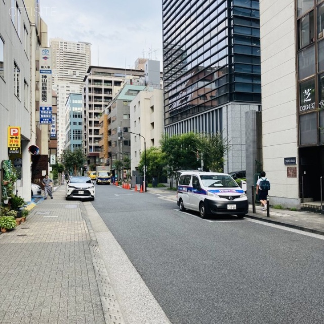 AXON HAMAMATSUCHO (アクソン浜松町) ビル前面道路