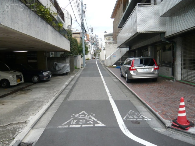 青山ラルゴビル ビル前面道路