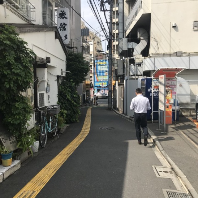 新宿YTビル ビル前面道路