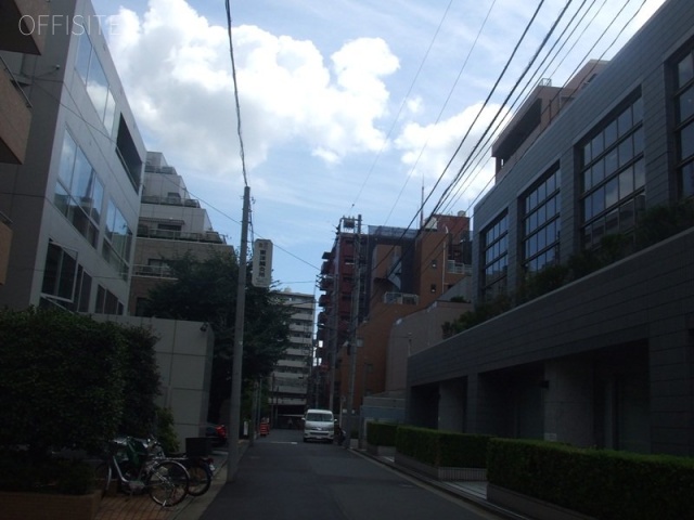 マノア六本木 ビル前面道路