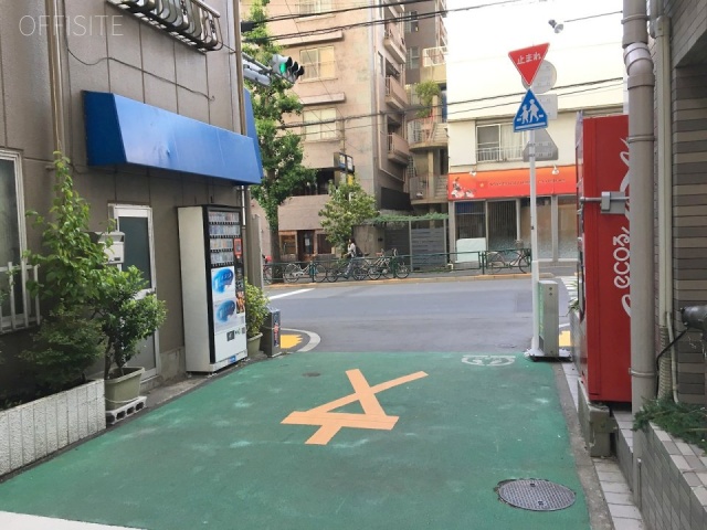 青柳ビル ビル前面道路