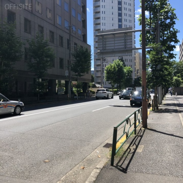 興和南青山ビル ビル前面道路