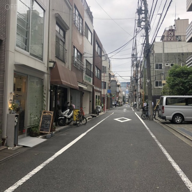 マガザン湯島 ビル前面道路