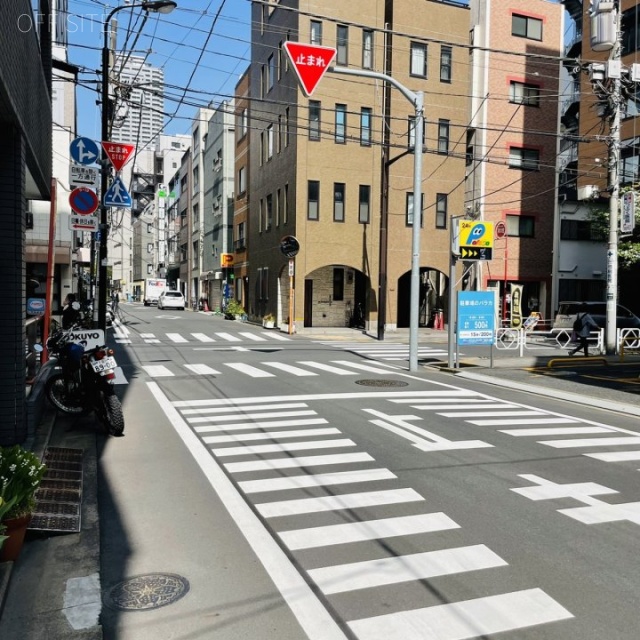 ヤマナシビル ビル前面道路