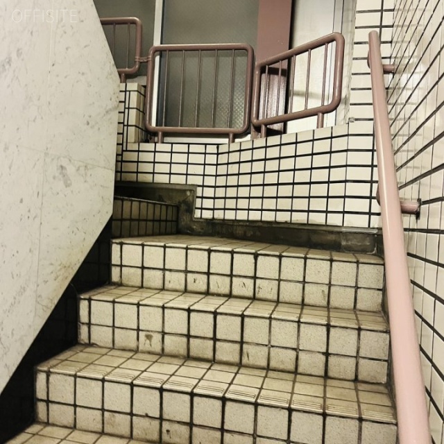 21東和ビル 階段