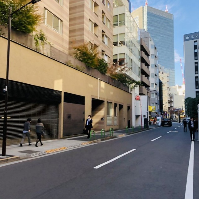 ラミアール赤坂 ビル前面道路