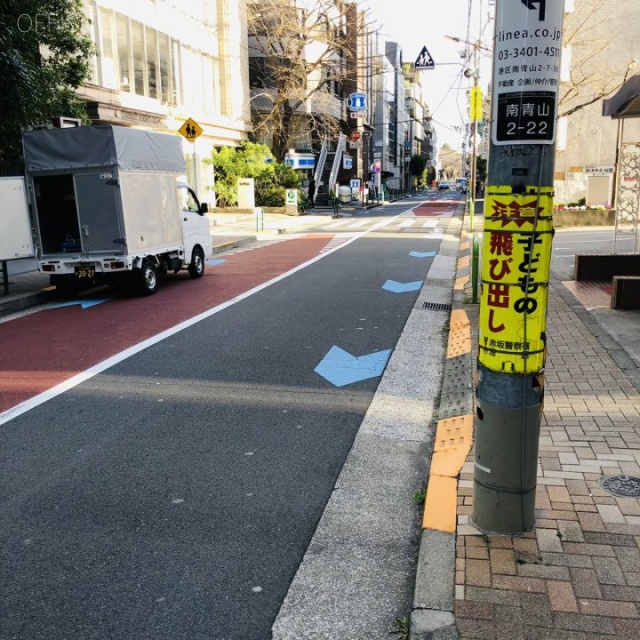 秀和南青山レジデンス ビル前面道路