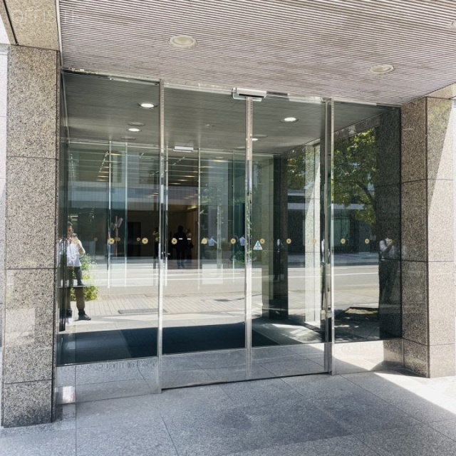 十六銀行名古屋ビル　オフィスビル出入口