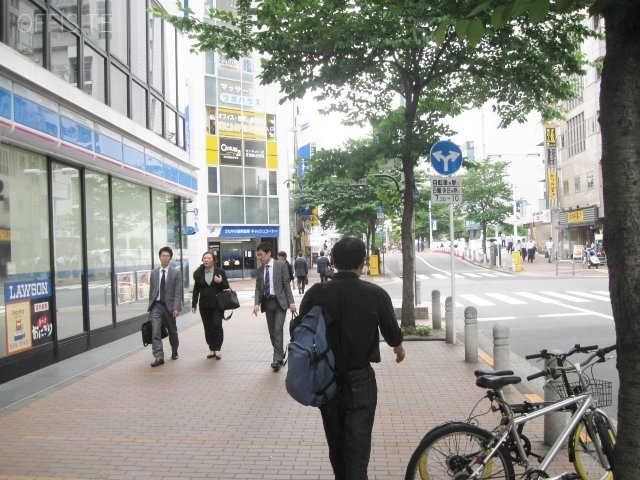 Yビル　ビル前面道路