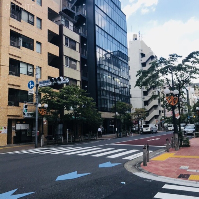 ビル前面道路