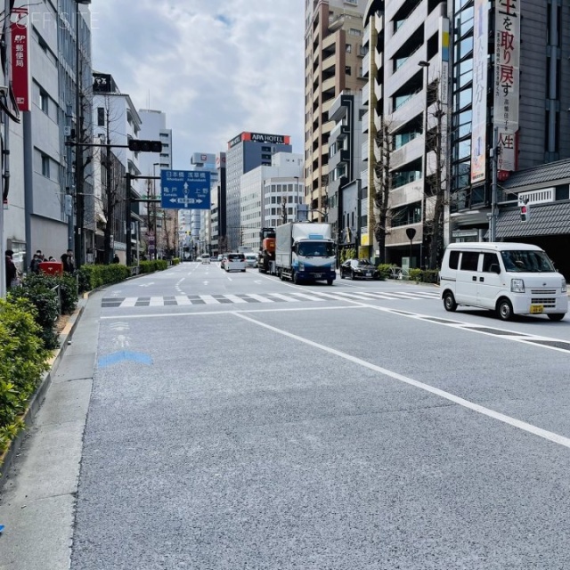 雷門長谷川ビル 前面に江戸通り